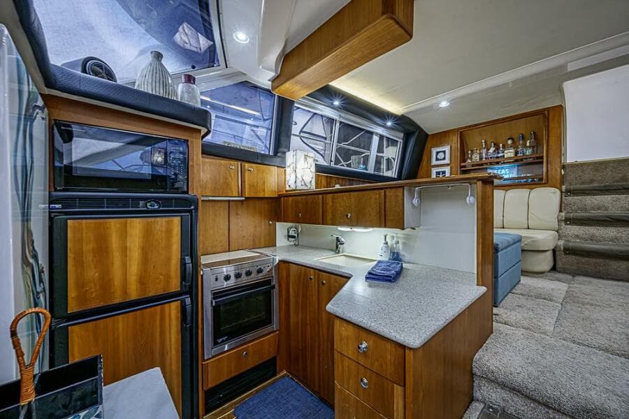 2000 Silverton 442 Cockpit Motoryacht