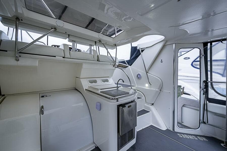 2000 Silverton 442 Cockpit Motoryacht