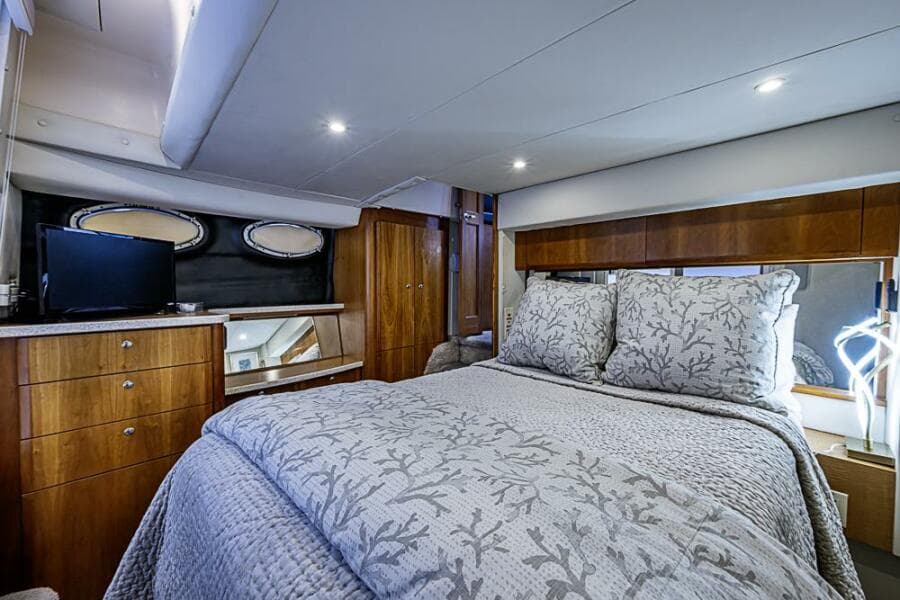 2000 Silverton 442 Cockpit Motoryacht