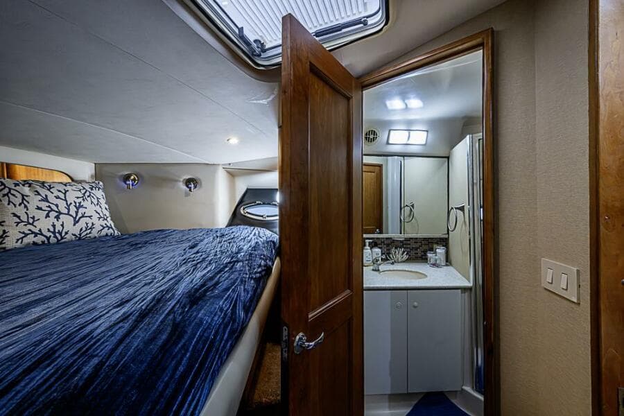 2000 Silverton 442 Cockpit Motoryacht