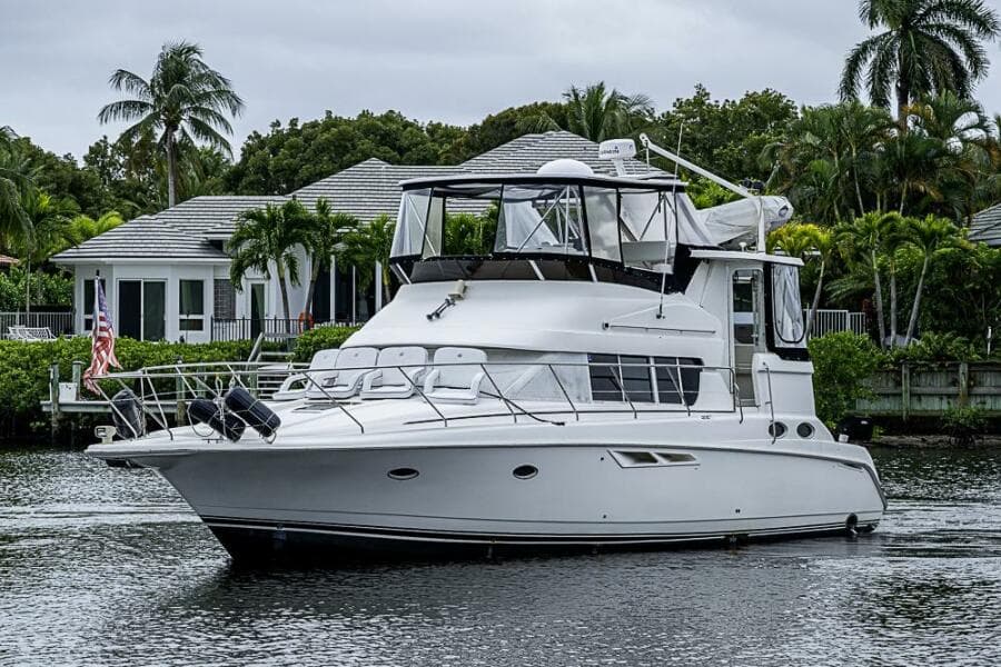 2000 Silverton 442 Cockpit Motoryacht