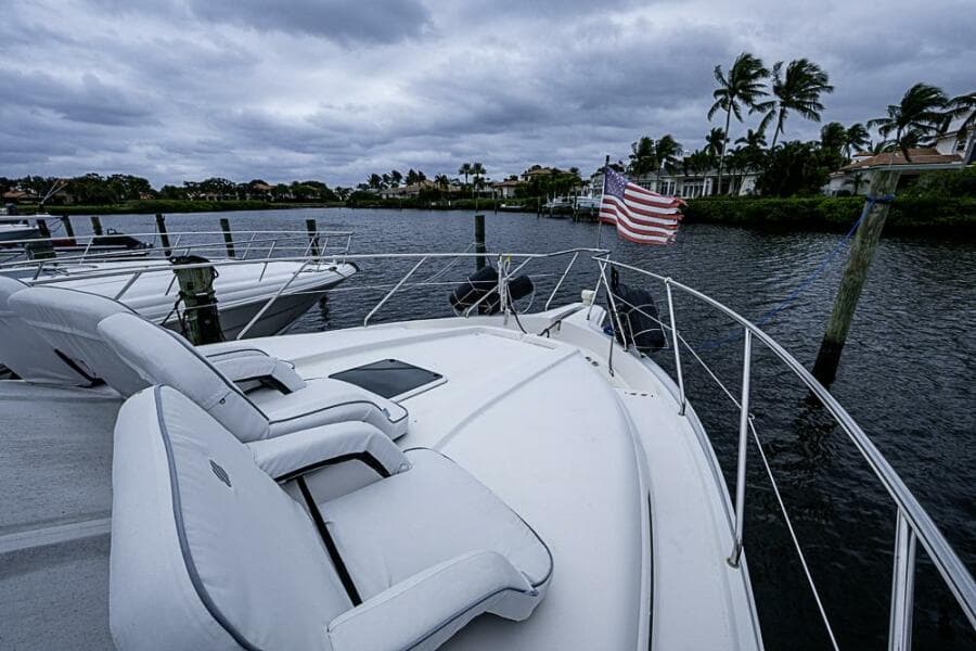 2000 Silverton 442 Cockpit Motoryacht