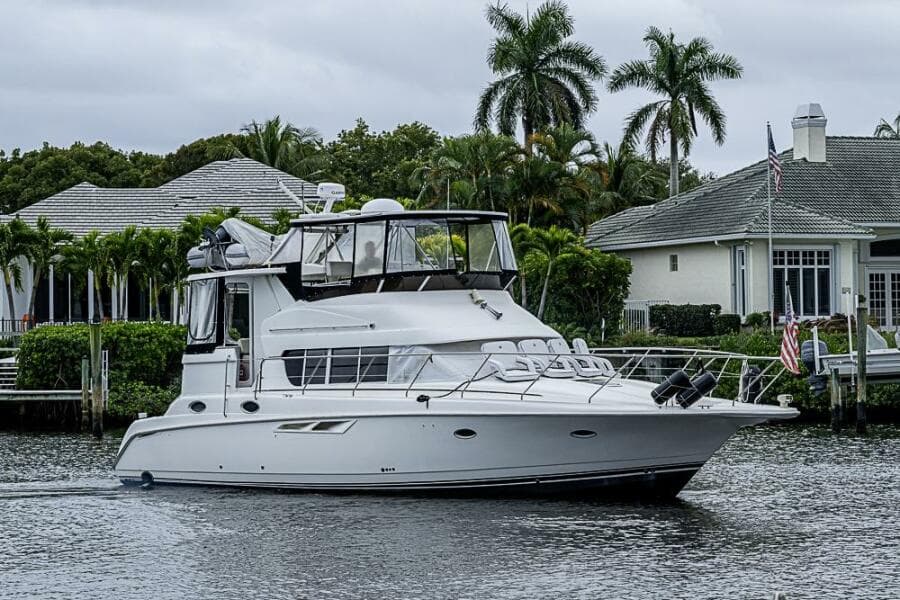 2000 Silverton 442 Cockpit Motoryacht