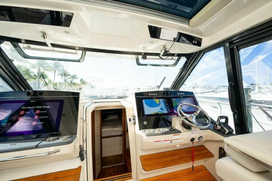 2023 Boston Whaler 405 Conquest
