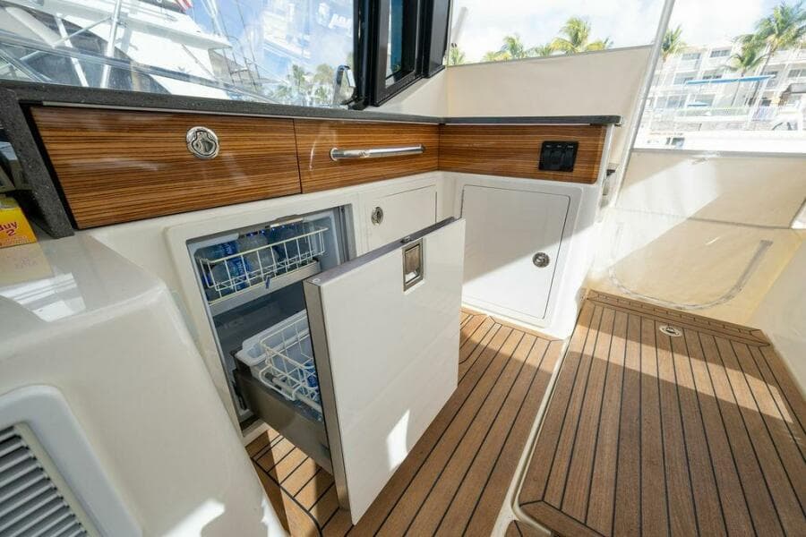 2023 Boston Whaler 405 Conquest