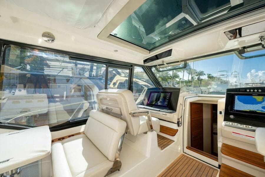 2023 Boston Whaler 405 Conquest