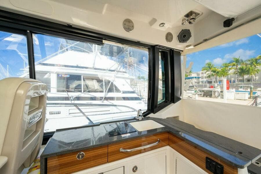 2023 Boston Whaler 405 Conquest