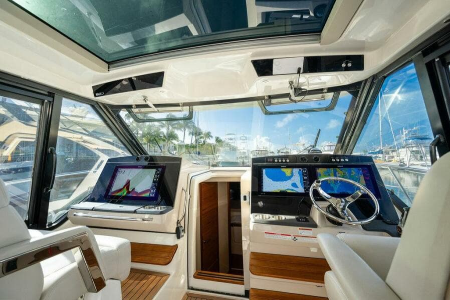 2023 Boston Whaler 405 Conquest
