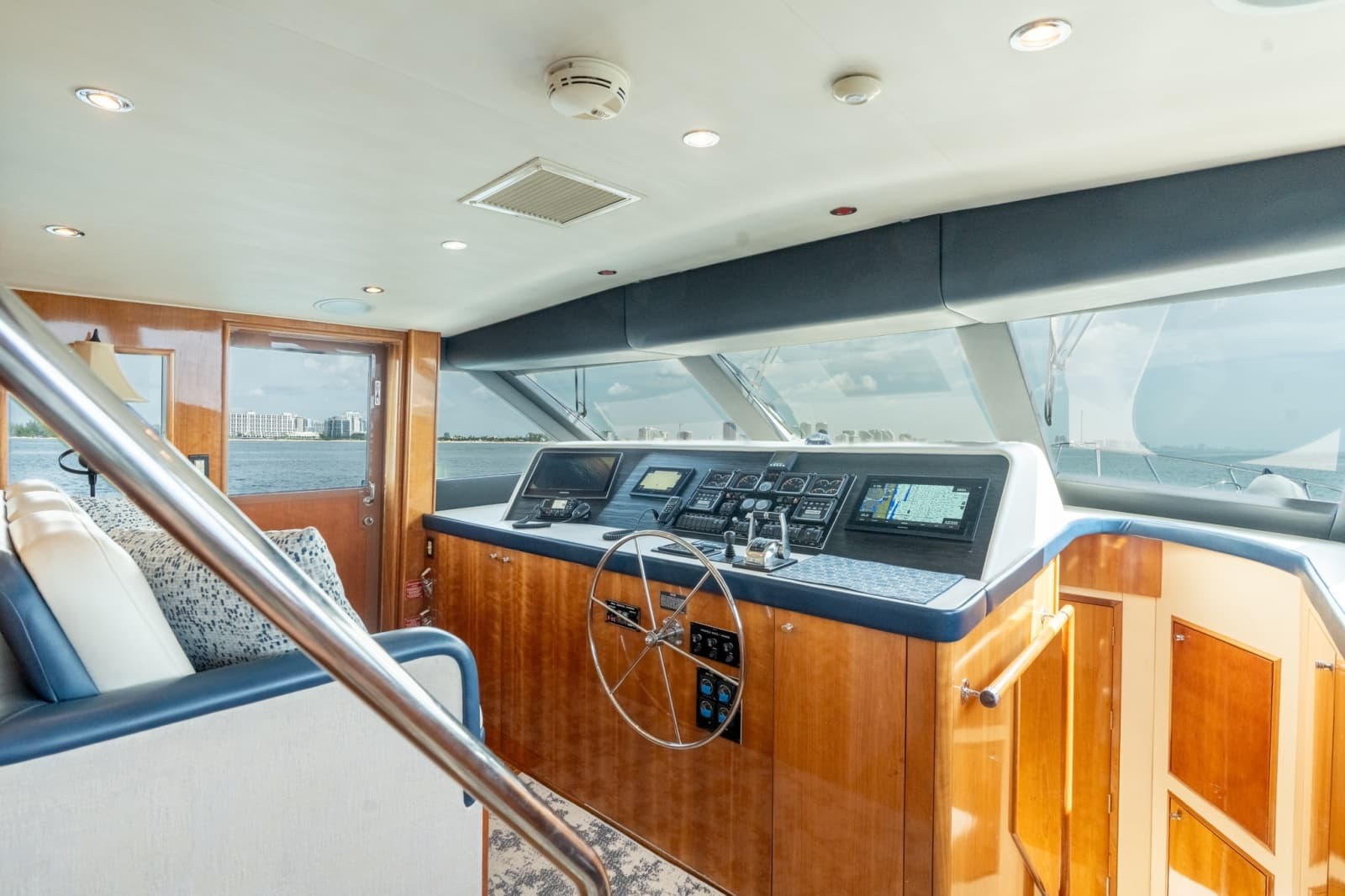 2000 Hatteras 75 Sport Deck