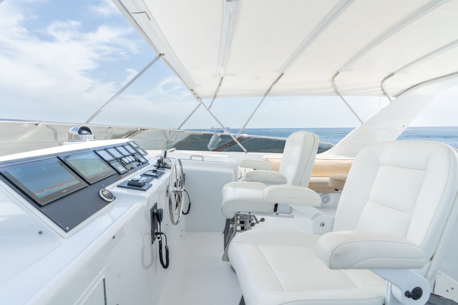 2000 Hatteras 75 Sport Deck