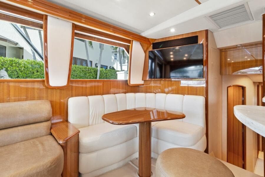 Dinette Forward To Port