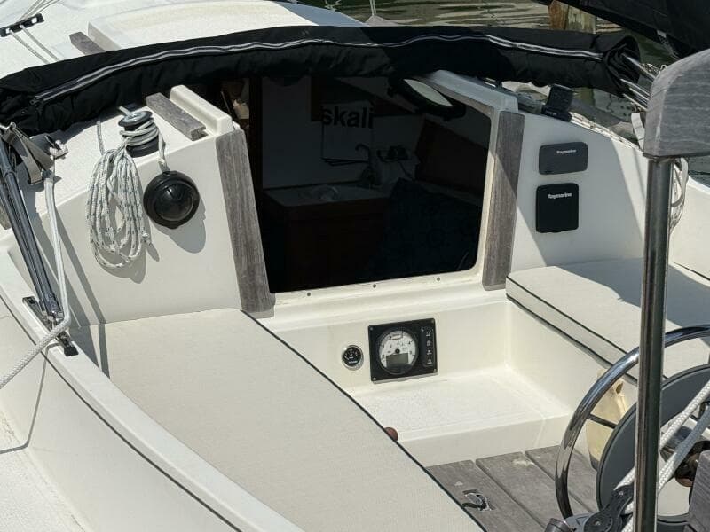 Horizon Cat Companionway