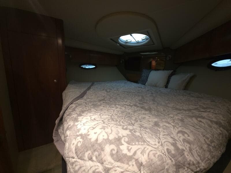 2008 Cruisers Yachts 