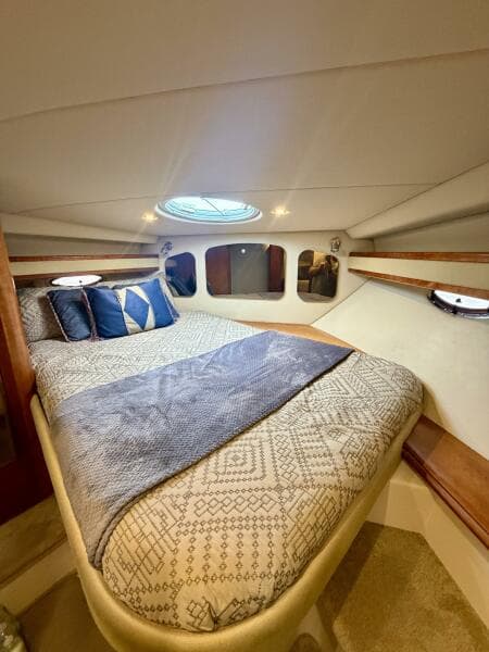 2007 Cruisers Yachts 370 Express