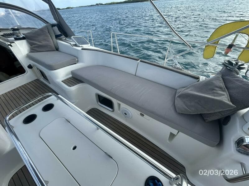 54' Jeanneau cockpit starboard seating