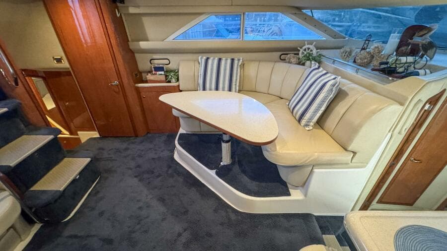 Salon Looking Port