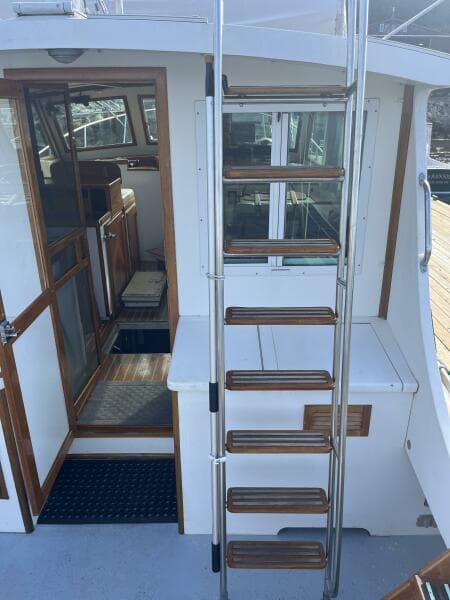 Miracle starboard fwd cockpit with F/B ladder