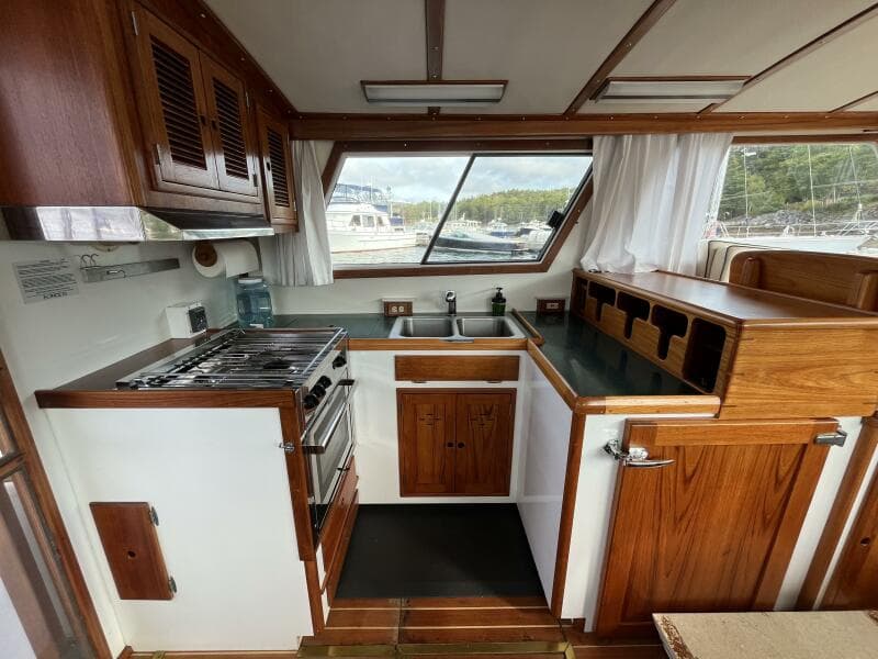 Miracle U-shaped galley in aft port salon