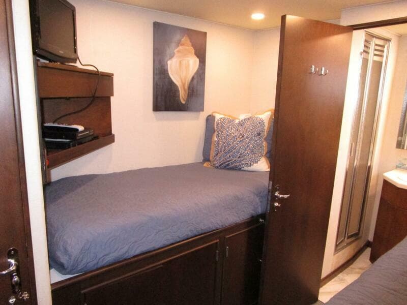 Starboard Guest Cabin Inboard 