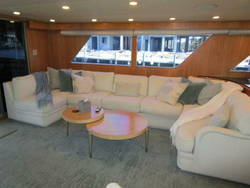 Salon Sofa to Port 