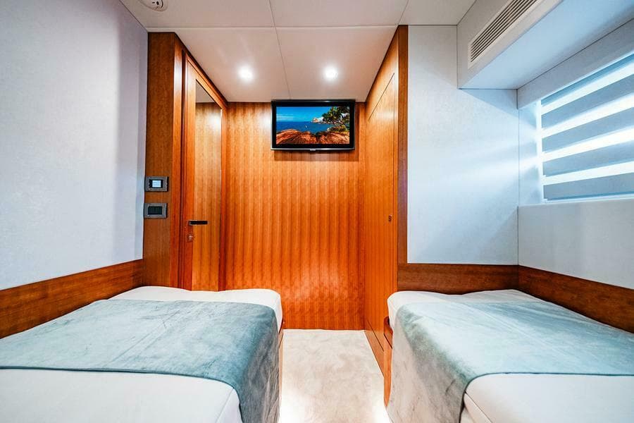 Stbd Cabin Looking Fwd  