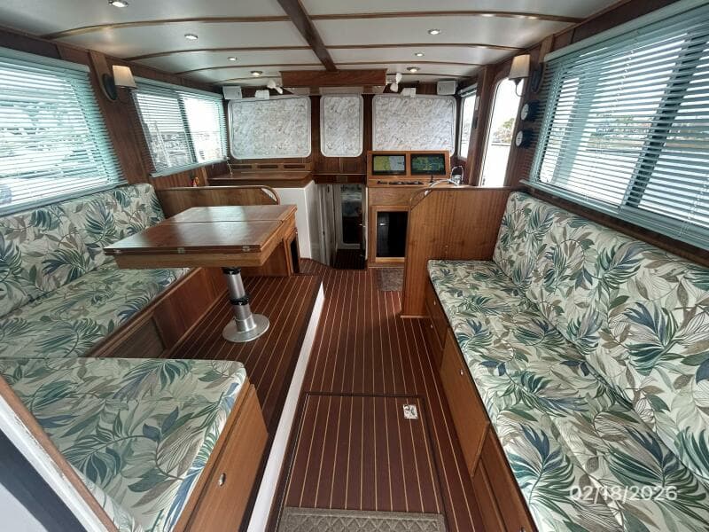 37' Great Harbour salon forward