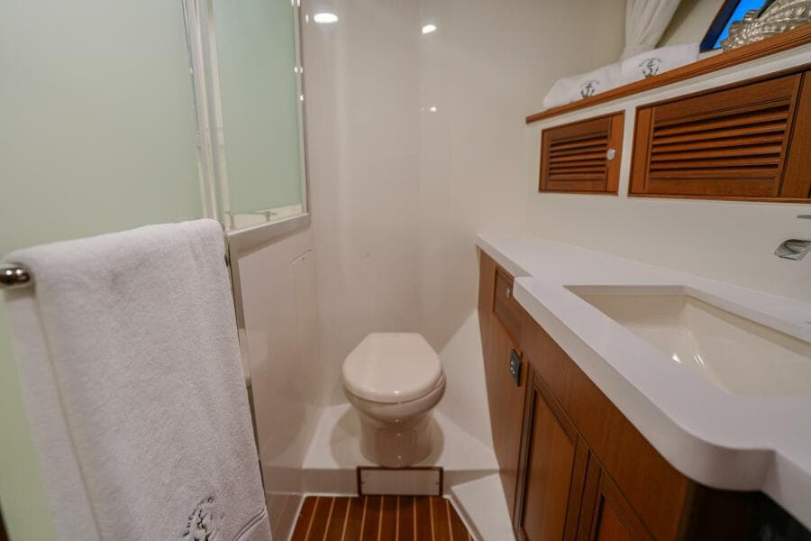 Starboard Guest En Suite Head