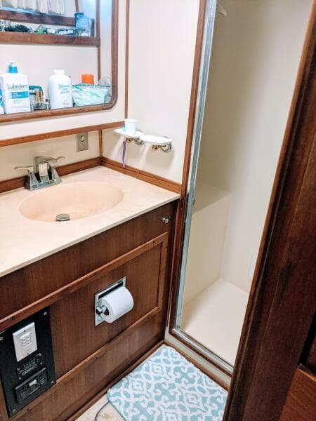 46' Chris Craft 1986 Aft Head