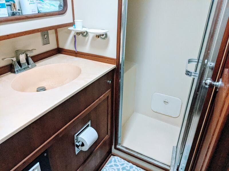 46' Chris Craft 1986 Aft Head Shower