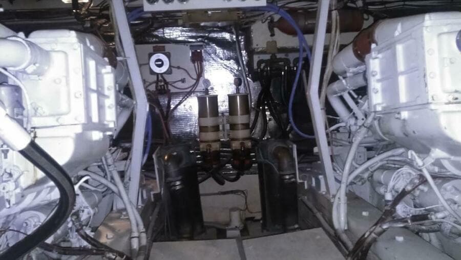 46' Chris Craft 1986 Engineroom