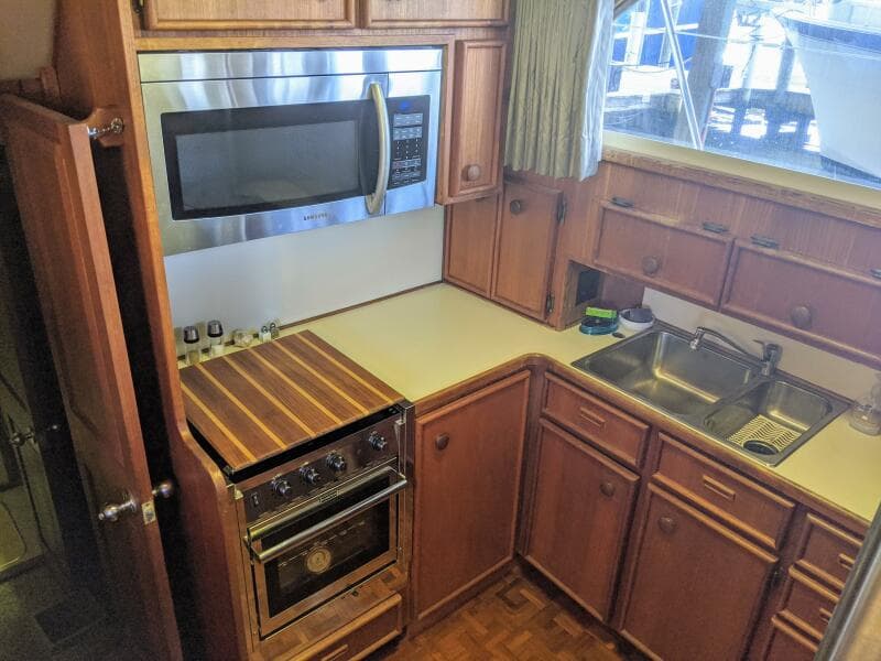 46' Chris Craft 1986 Galley