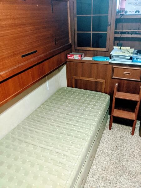 46' Chris Craft 1986 Aft Guest Berth