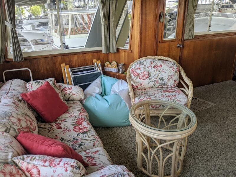 46' Chris Craft 1986 Upper Saloon