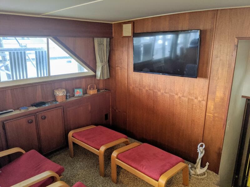 46' Chris Craft 1986 Lower Saloon