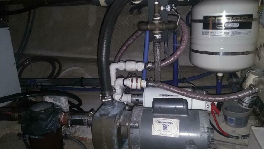 46' Chris Craft 1986 Engineroom