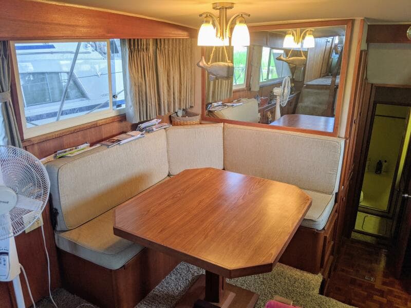 46' Chris Craft 1986 Dining Table