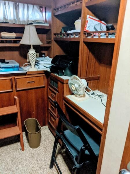 46' Chris Craft 1986 Aft Guest Desk