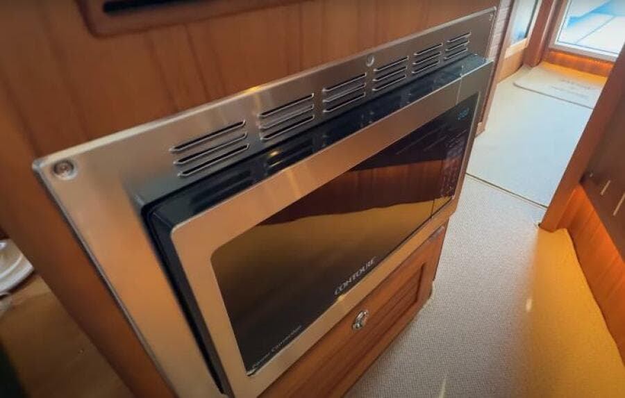 2025 Targa 37 Flybridge