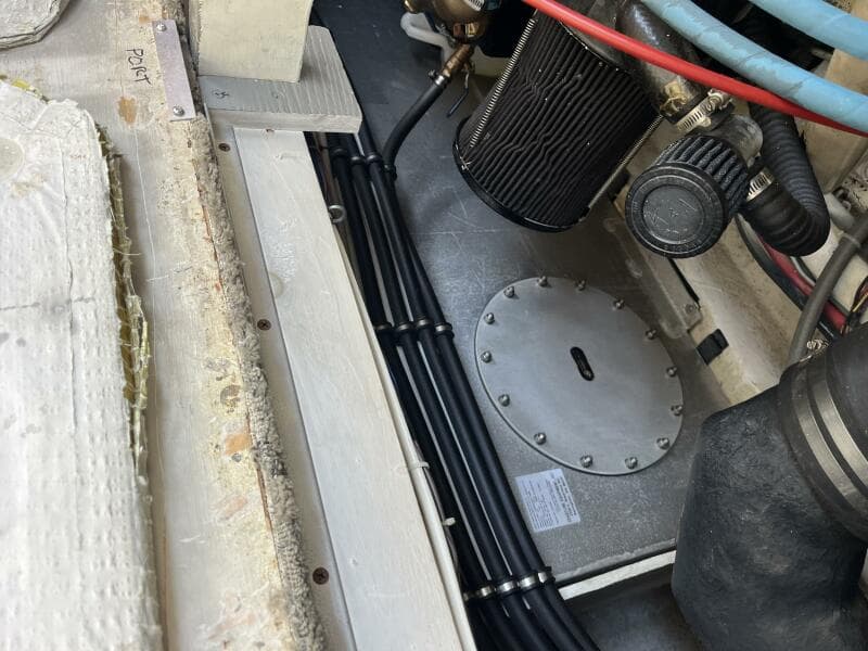 1996 Bayliner 3788 Command Bridge