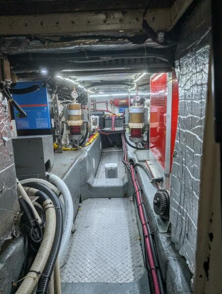 Carver 455 Aft Cabin - Engine room