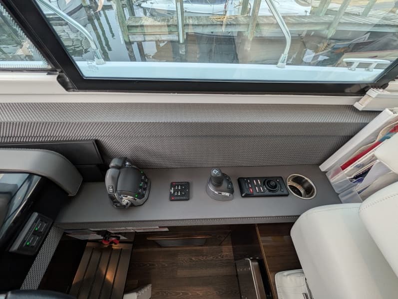 2022 Cruisers Yachts 54 Cantius