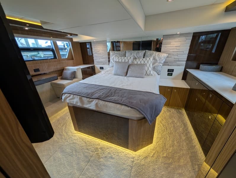 2022 Cruisers Yachts 54 Cantius