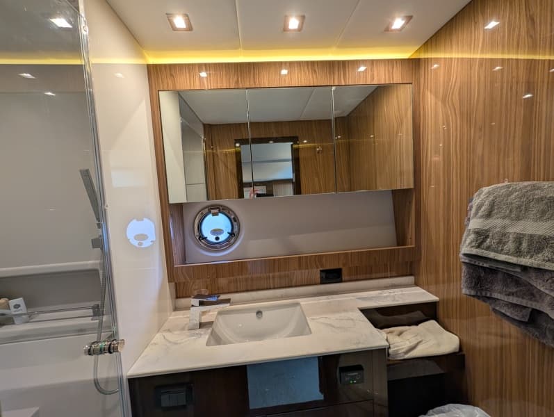 2022 Cruisers Yachts 54 Cantius