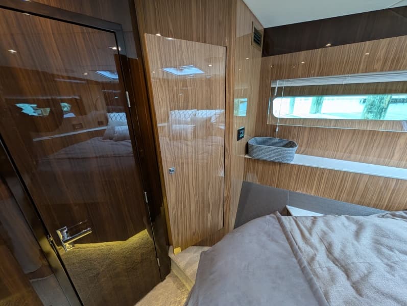 2022 Cruisers Yachts 54 Cantius