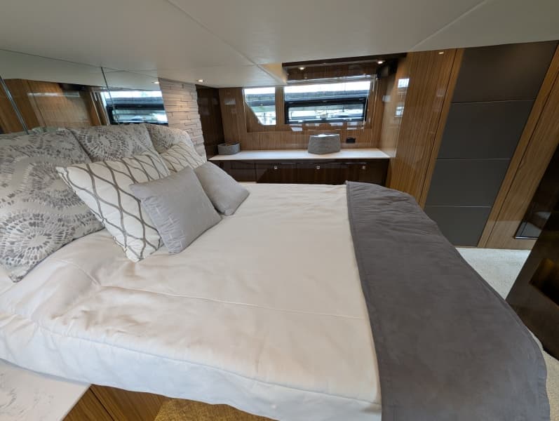2022 Cruisers Yachts 54 Cantius
