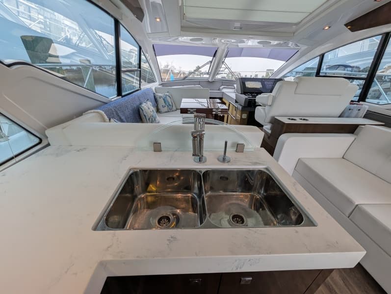 2022 Cruisers Yachts 54 Cantius