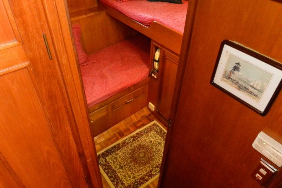 Guest stateroom port crossover bunks