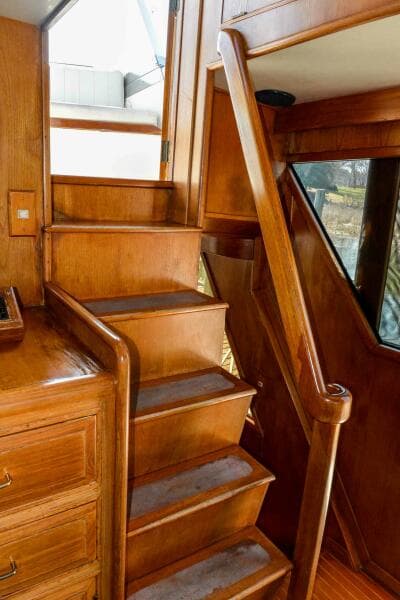 pilothouse view of stairs to flybridge