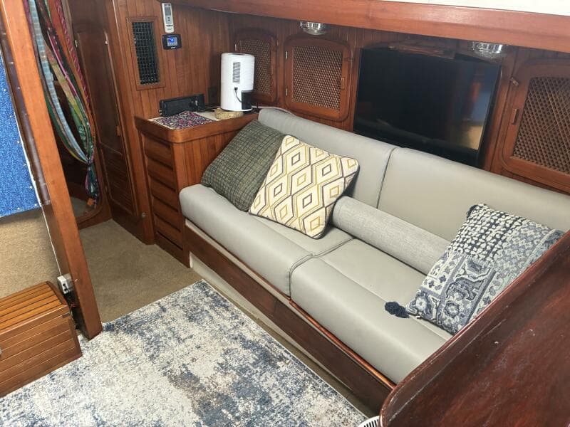 1986 Slocum 37 - Settee