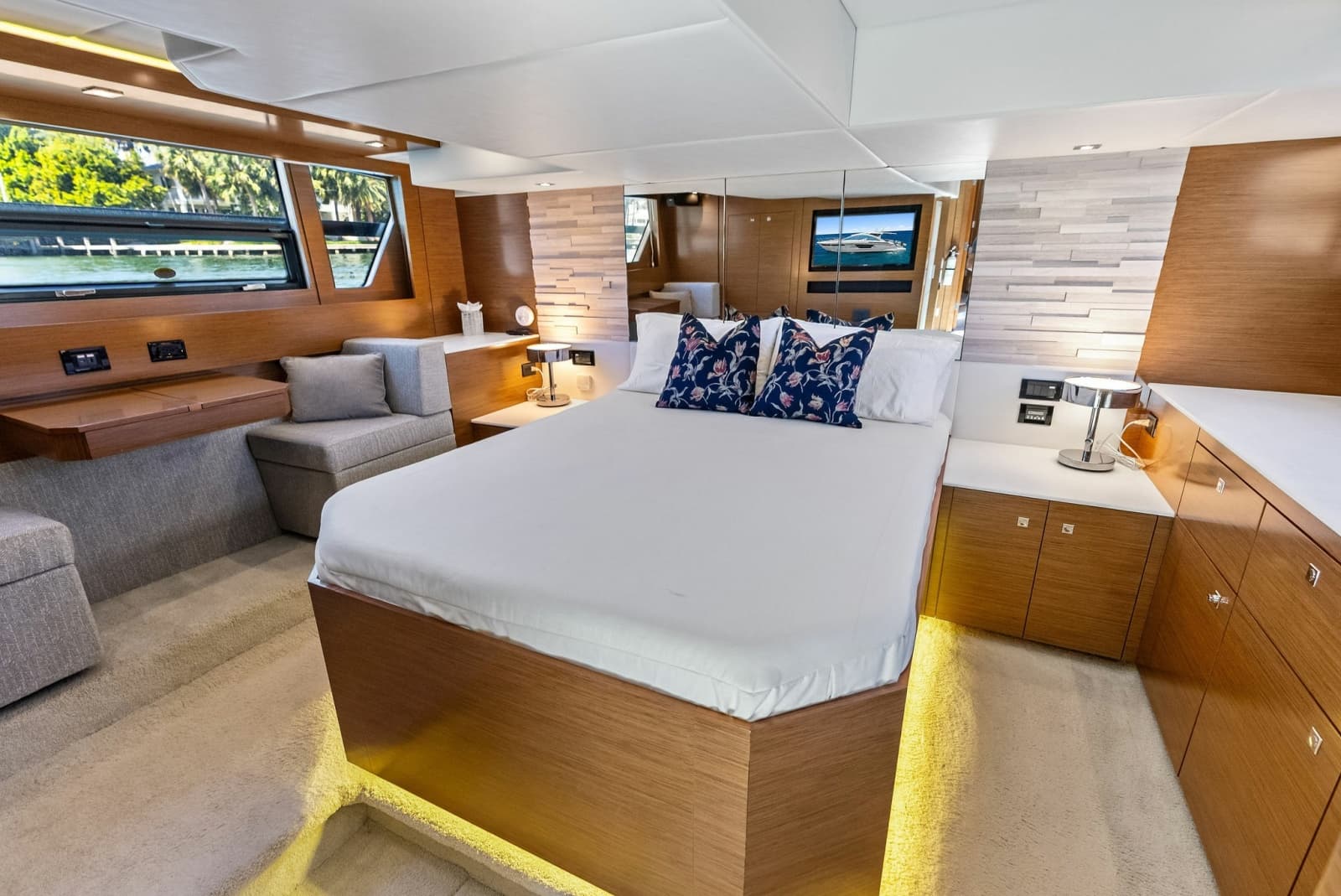 2019 Cruisers Yachts 54 Cantius